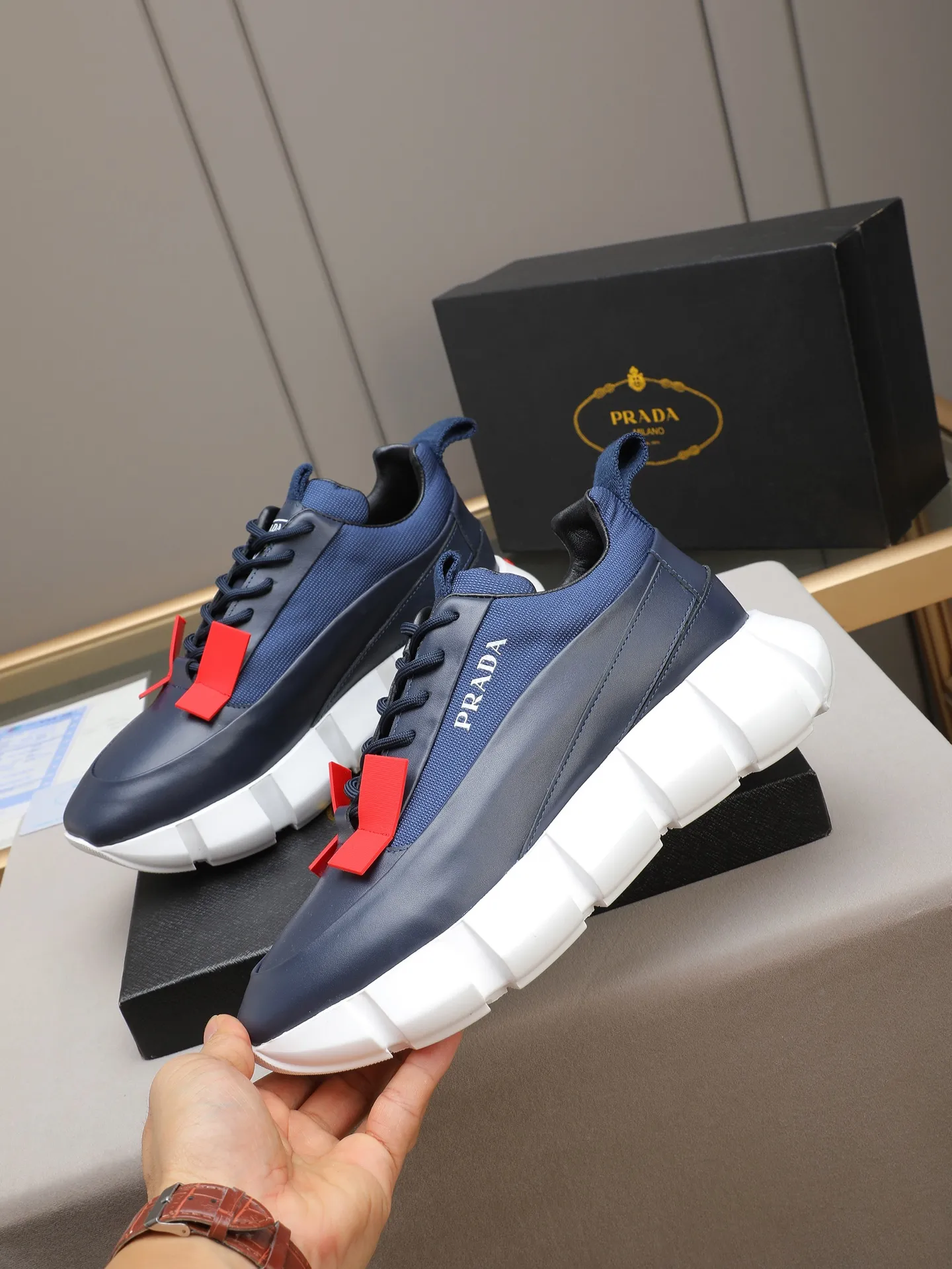 PP500 PRADA/Prada men's lace-up casual sports shoes, the upper is made of imported first-layer calfskin, soft, comfortable and breathable ➕ washed sheepskin lining! The tongue is decorated with the PRADA brand letter logo. The rubber thick sole echoes the red label tongue. The style is fashionable and elegant. The details are carefully crafted. A casual sports shoe with a super western style and excellent breathability!  Size: 38-44 (45 46 customized)